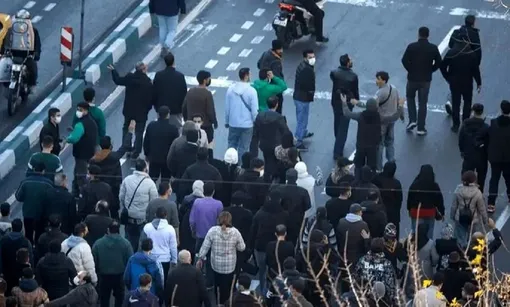 ببینید/ پلیس لردگان به معترضان: کنار شما هستیم، اما آرامش حفظ کنید و آب در آسیاب دشمنان نریزید