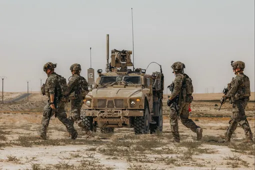 خروج کاروان نظامی آمریکا از پایگاه عین الاسد در عراق