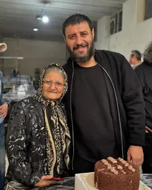 جواد عزتی و مادرش در پشت صحنه سریال وحشی/ ببینید