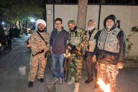 حضور مجید واشقانی در جمع بسیجیان در ایست بازرسی/ عکس