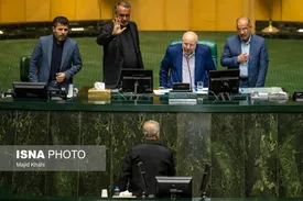 احترام قالیباف به پزشکیان در صحن مجلس/ عکس