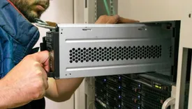 تأثیر نگهداری و سرویس دوره‌ای UPS بر طول عمر باتری‌ها و عملکرد سیستم برق اضطراری