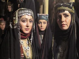 فریبا کوثری و سیروس همتی در میان هلال احمری‌ها