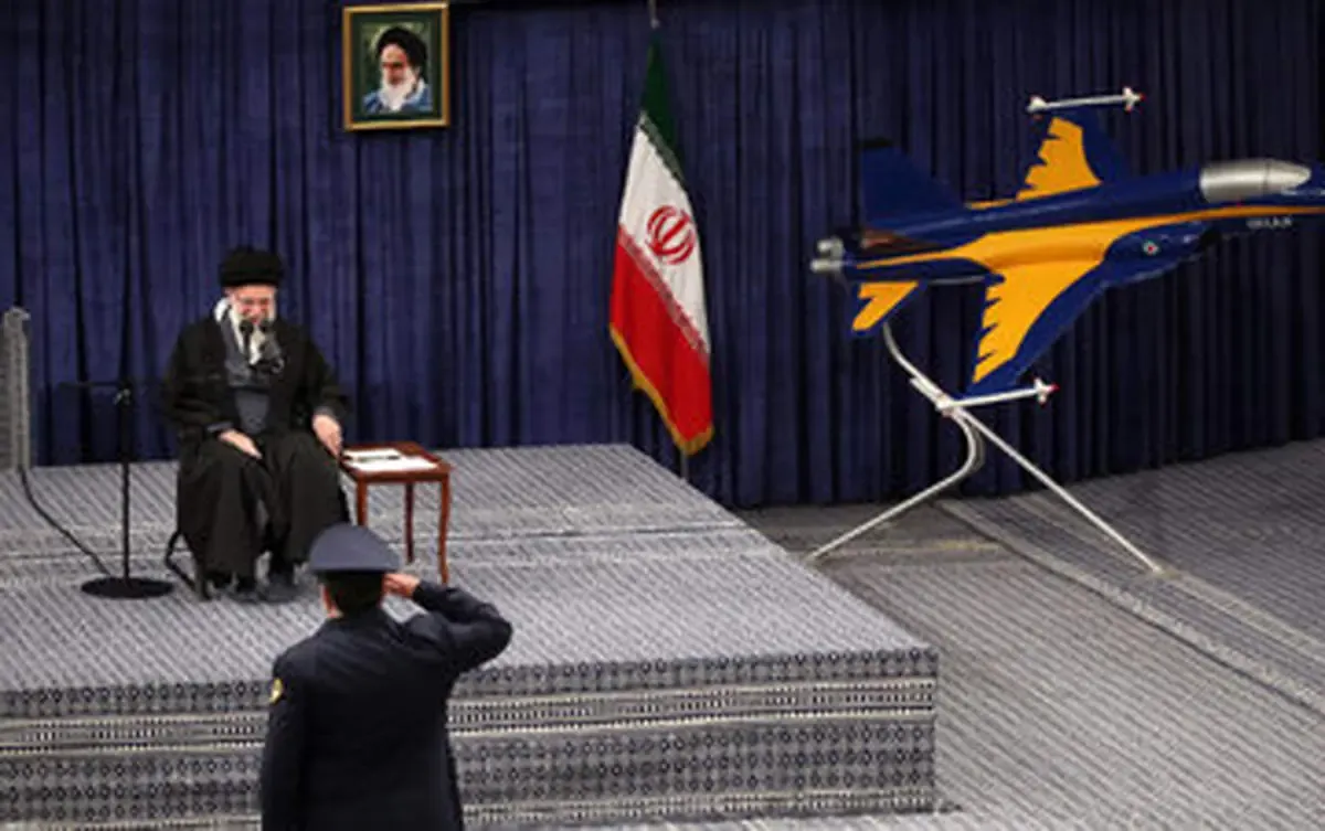 ماکت جنگنده‌های «صاعقه» و پهپاد «کمان ۱۲» در بیت رهبری+عکس