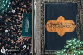 نمایی ویژه از طواف پیکر رهبر شهید بر گرد ضریح مطهر امام رضا (ع)/ عکس