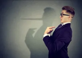 2 کلمه کلیدی که دروغگوها زیاد استفاده می‌کنند