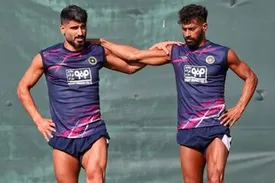 پلیس راهور این دو بازیکن استقلال  را با خود برد!/عکس