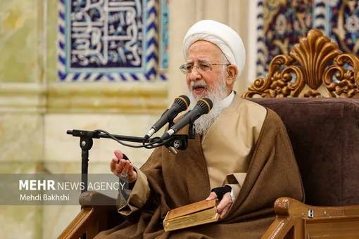 آیت‌الله جوادی آملی در قم بر پیکر رهبر شهید نماز اقامه می‌کنند