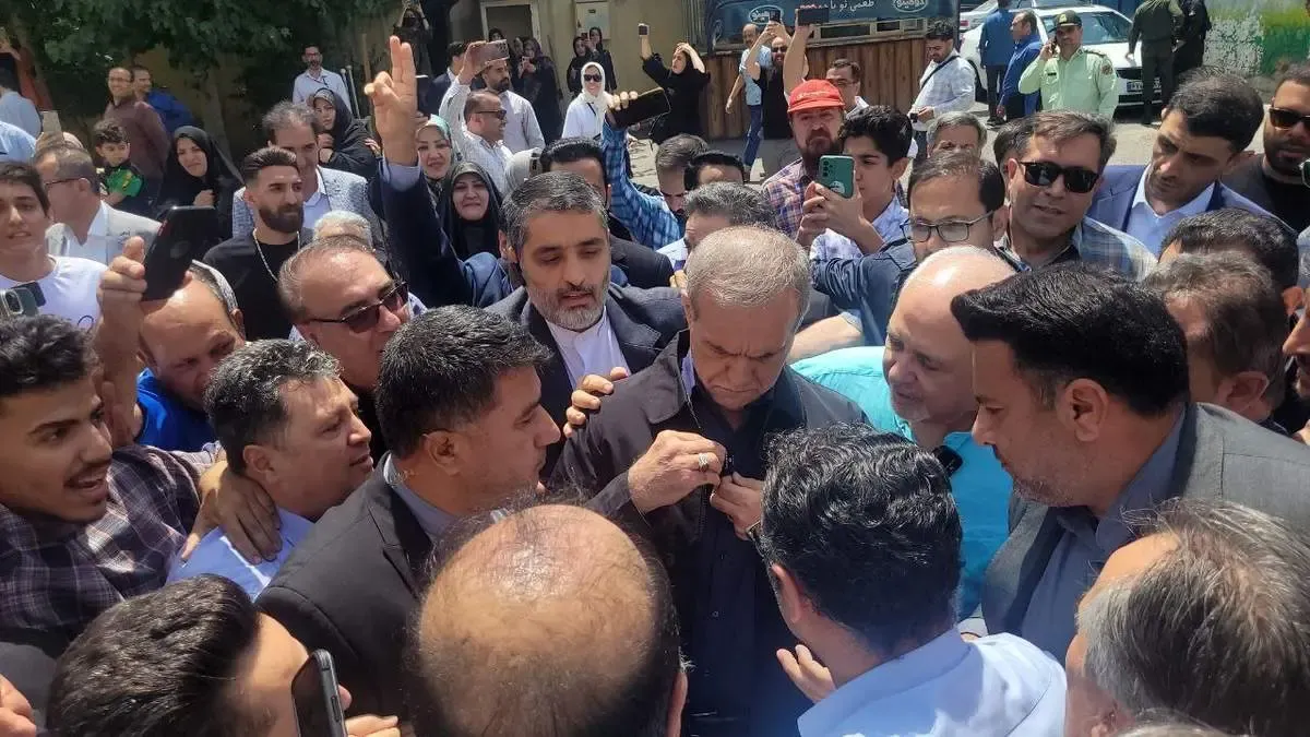 پزشکیان و ظریف در میان جمعیت حاضر در مدرسه عاشورای قلعه حسن خان / عکس