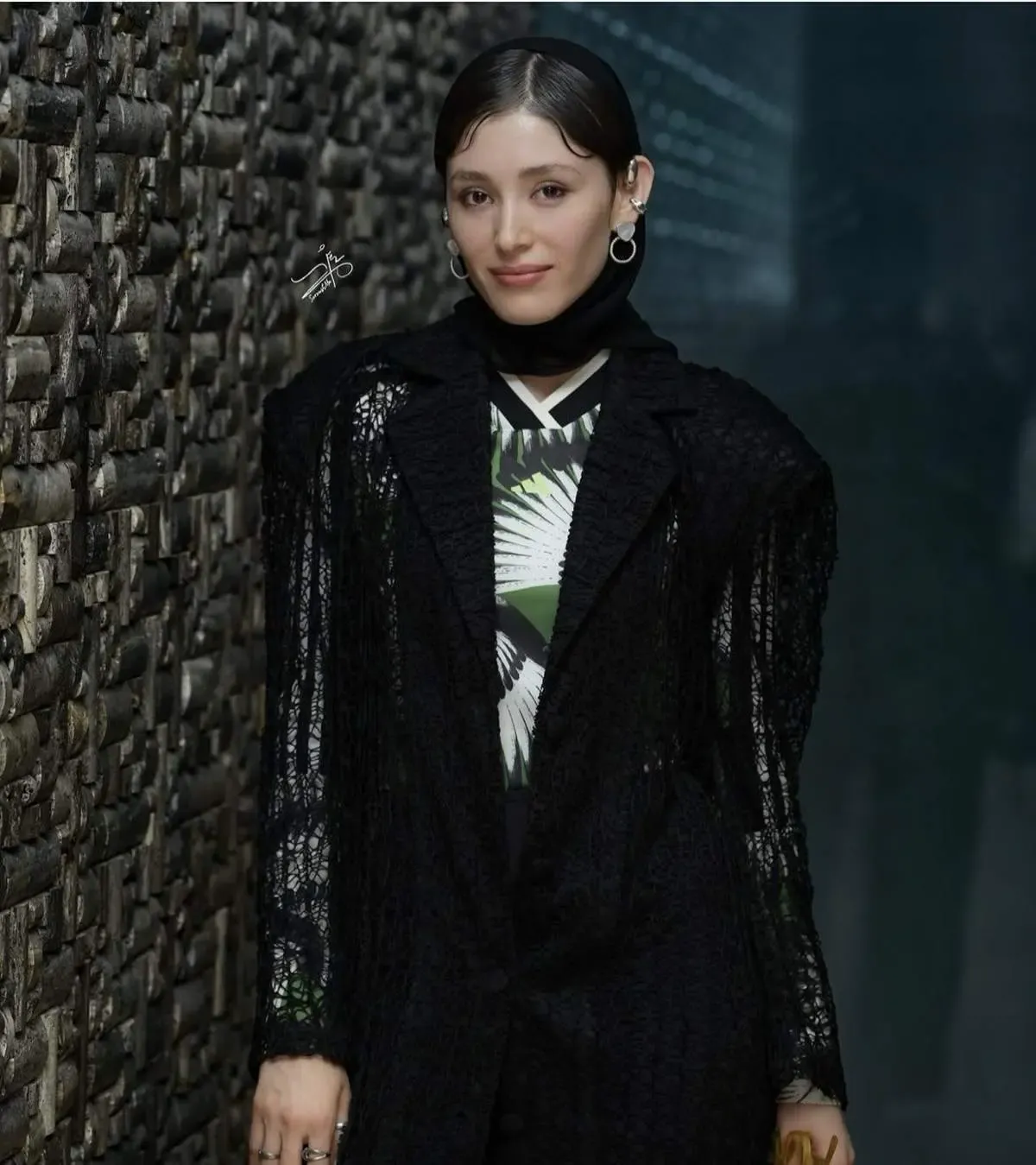 فرشته حسینی با لباس گیپور و کلاه جنجالی!/ عکس