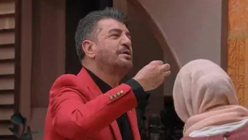 اذان خواندن محمود شهریاری در گوش نوه تازه‌متولدش/ ببینید