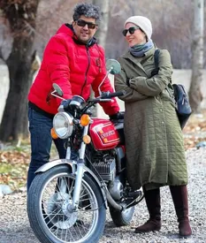 عاشقانه سحر دولتشاهی و حامد بهداد پشت موتور به سبک فیلمفارسی!/ ویدئو