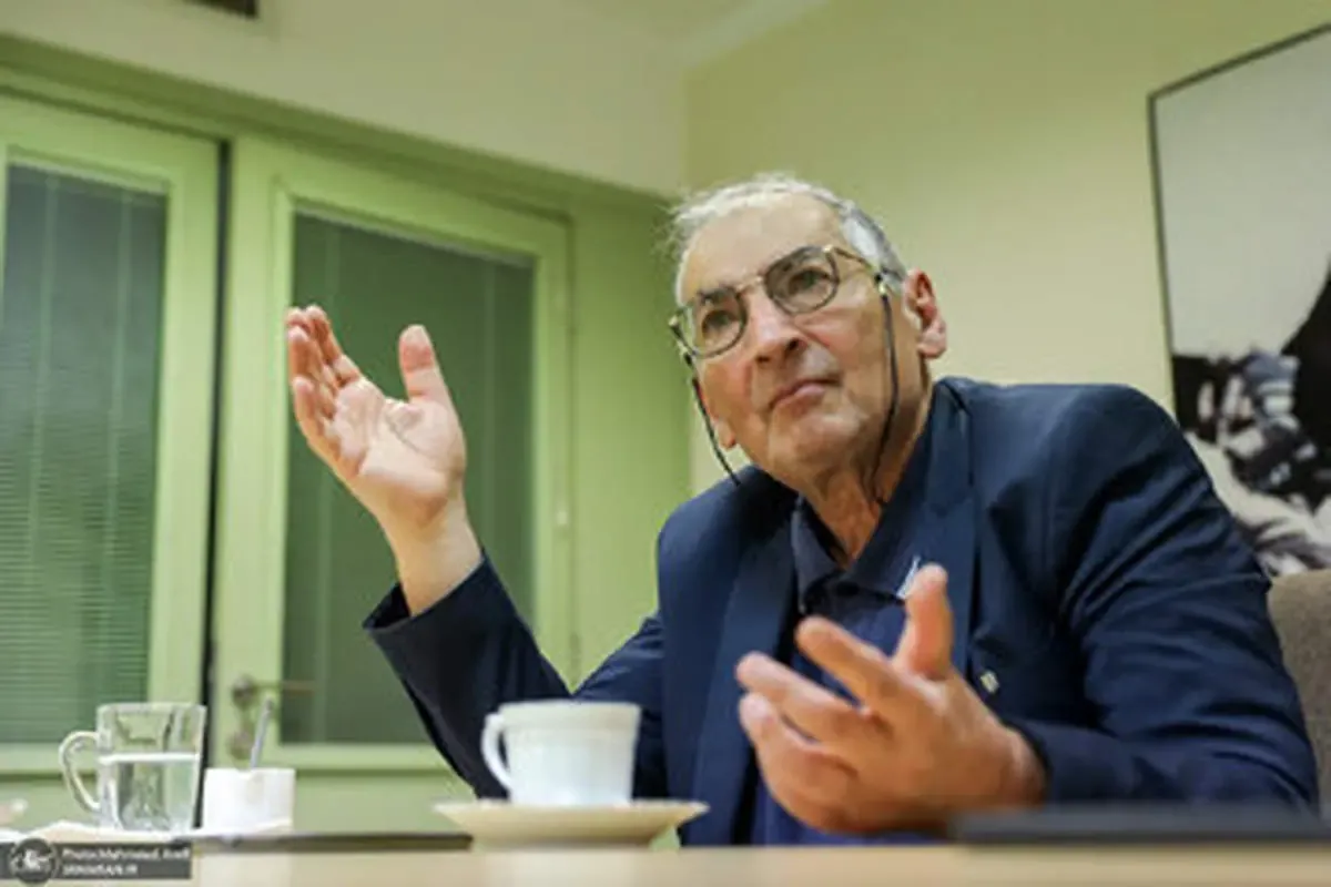 روزنامه کیهان، صادق زیباکلام را «کودن» خطاب کرد!