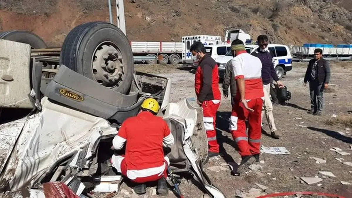 تصادف زنجیره‌ای چند خودروی سبک و سنگین در محور دماوند