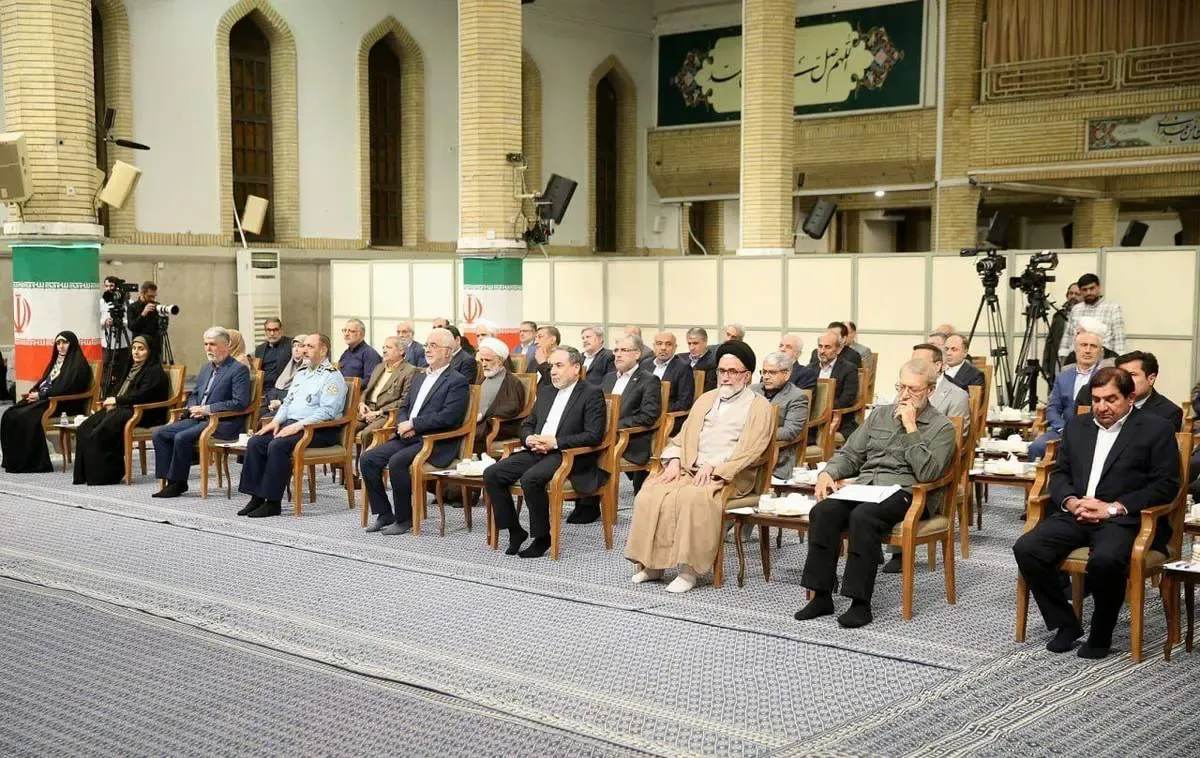 قاب توجه‌برانگیز از لاریجانی و عراقچی در دیدار با رهبری /عکس