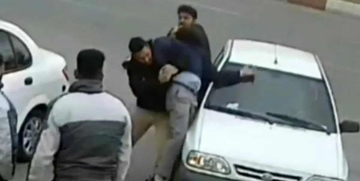 ببینید | تصاویری از ضرب و شتم یک شهروند توسط شهرداری