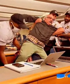 اخراج غیرمتمدنانه خبرنگار از نشست خبری / عکس