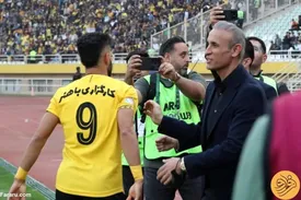 ماچ و بغل رامین رضاییان و گل‌محمدی قبل از بازی جنجالی در اصفهان/ عکس