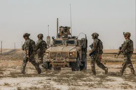 خروج کاروان نظامی آمریکا از پایگاه عین الاسد در عراق