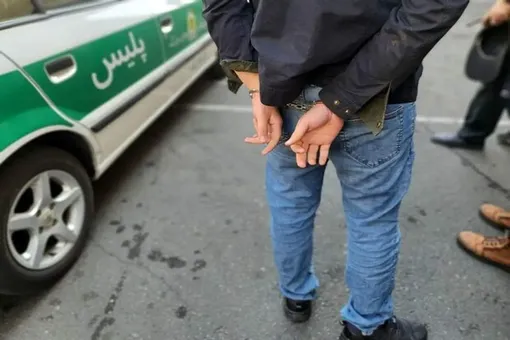 ببینید | سارق میان‌سال پژو پارس هنگام سرقت دستگیر شد