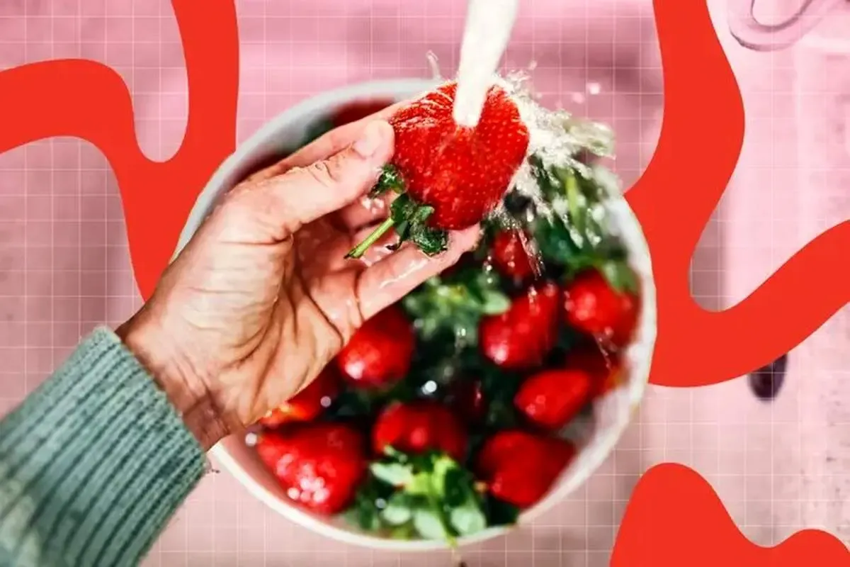 بهترین روش شستن میوه و سبزیجات از نظر یک متخصص مواد غذایی