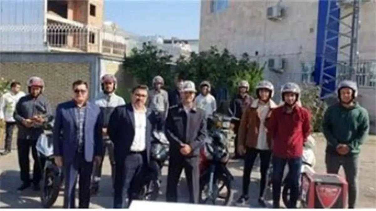 توزیع کلاه‌ ایمنی بین موتورسواران گنبد کاووس از سوی بیمه دانا