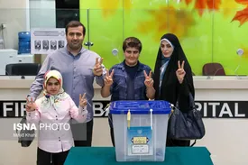 پسر پزشکیان همراه با همسر و دو فرزندش در پای صندوق رأی/ عکس