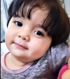 دختر ۲ ساله با کاپشن صورتی و گوشواره قلبی که بود؟ / عکس