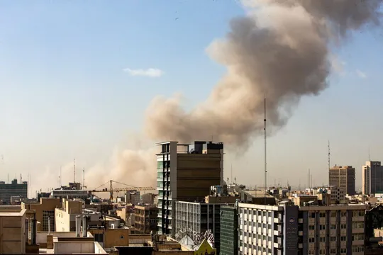 ببینید/ حمله جنگنده‌های آمریکایی-صهیونی به نقاطی در اطراف میدان انقلاب تهران