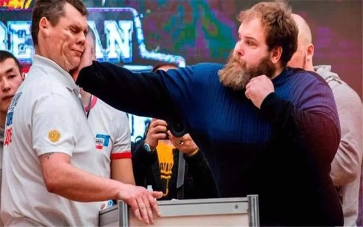 غش کردن ورزشکار غول پیکر با سیلی مرد ریز جثه!