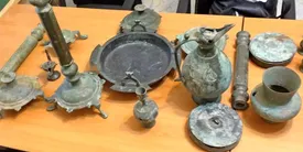 کشف ۲ چمدان‌ پر از عتیقه