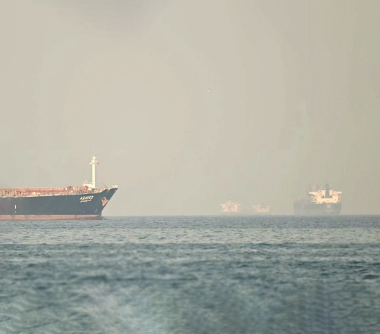 حرکت چند کشتی به سمت تنگه هرمز