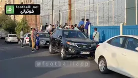 جنجال مقابل کمپ استقلال؛ تشویق فرهاد از لج جواد/ فیلم