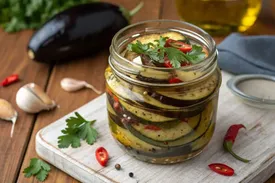 طرز تهیه ترشی بادمجان؛ چاشنی پاییزی خوش‌رنگ با خواص شگفت انگیز