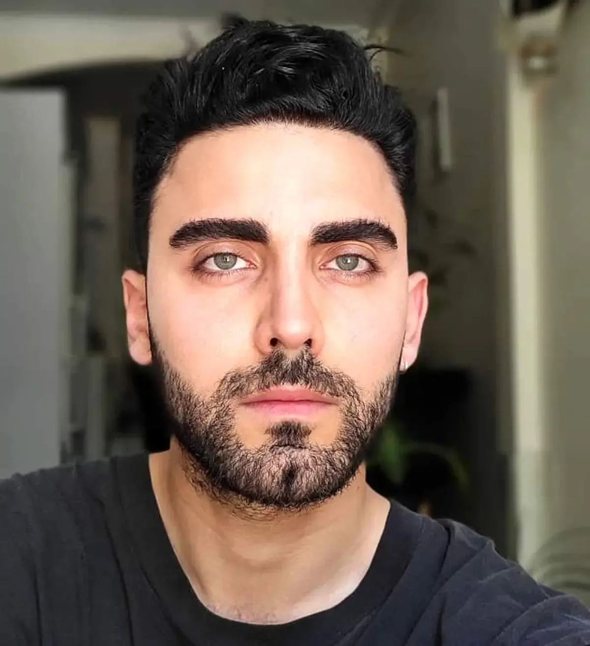 ببینید | بازیگر پرحاشیه در خانه‌اش دستگیر شد