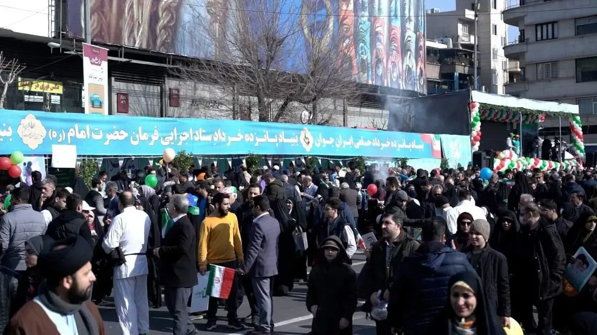 آشنایی راهپیمایان ۲۲ بهمن با کارویژه‌های جمعیتی بنیاد ۱۵ خرداد