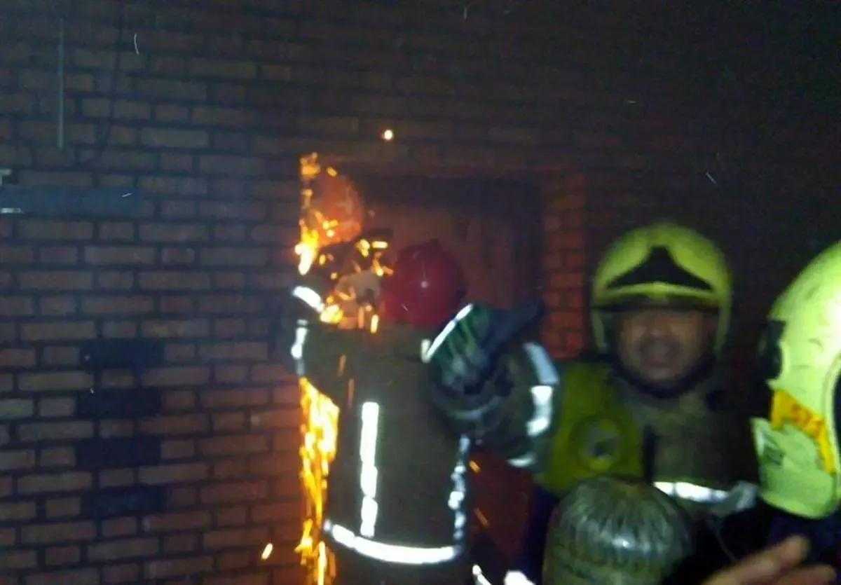 مهار حریق در ساختمان اقامتی و پذیرایی خیابان خدامی