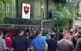 جنجال جلوی ساختمان پرسپولیس؛ درویش قاطی کرد!/ فیلم