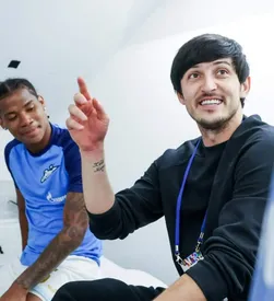 شوخی سردار آزمون با ستاره استقلال/ عکس