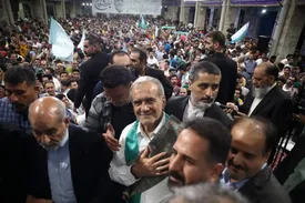 استقبال عجیب مردم یزد از مسعود پزشکیان/ تصاویر