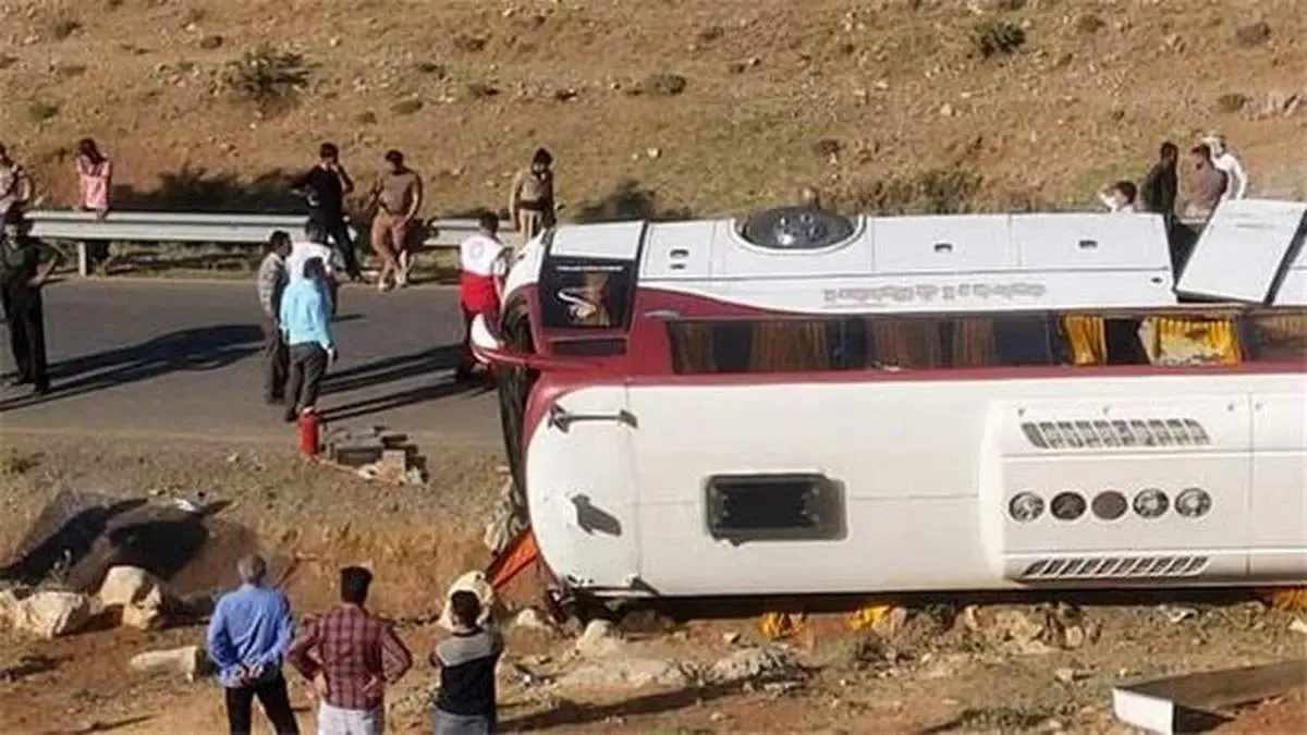 جزییات حادثه اتوبوس خبرنگاران/ اتوبوس کارگران سیمان را برای خبرنگاران گرفته بودند