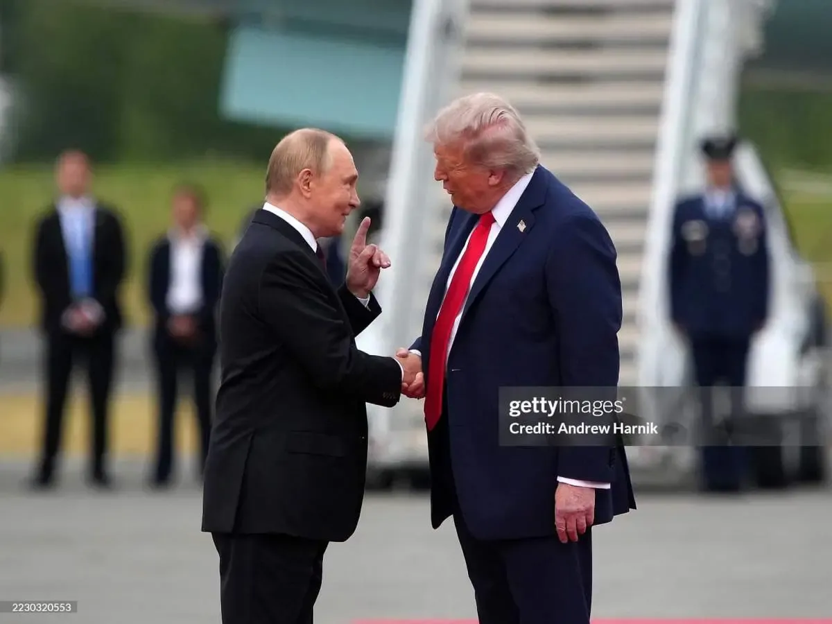 پرواز بمب‌افکن B-۲ بر فراز پوتین و ترامپ/ عکس