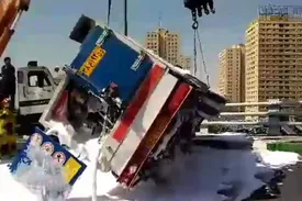 ببینید | واژگونی خودروی حامل بنزین در بزرگراه یادگار امام