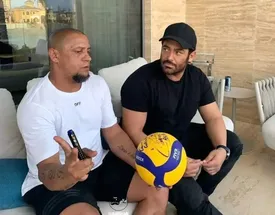 استوری بمب محمدرضا گلزار کنار روبرتو کارلوس/ عکس