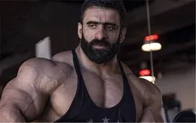 قهرمان مستر المپیا در حال گچ کاری