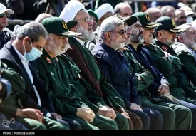 چهره‌های غمگین سردار قاآنی و سردار سلامی در مراسم تشییع پیکر شهید زاهدی/ عکس