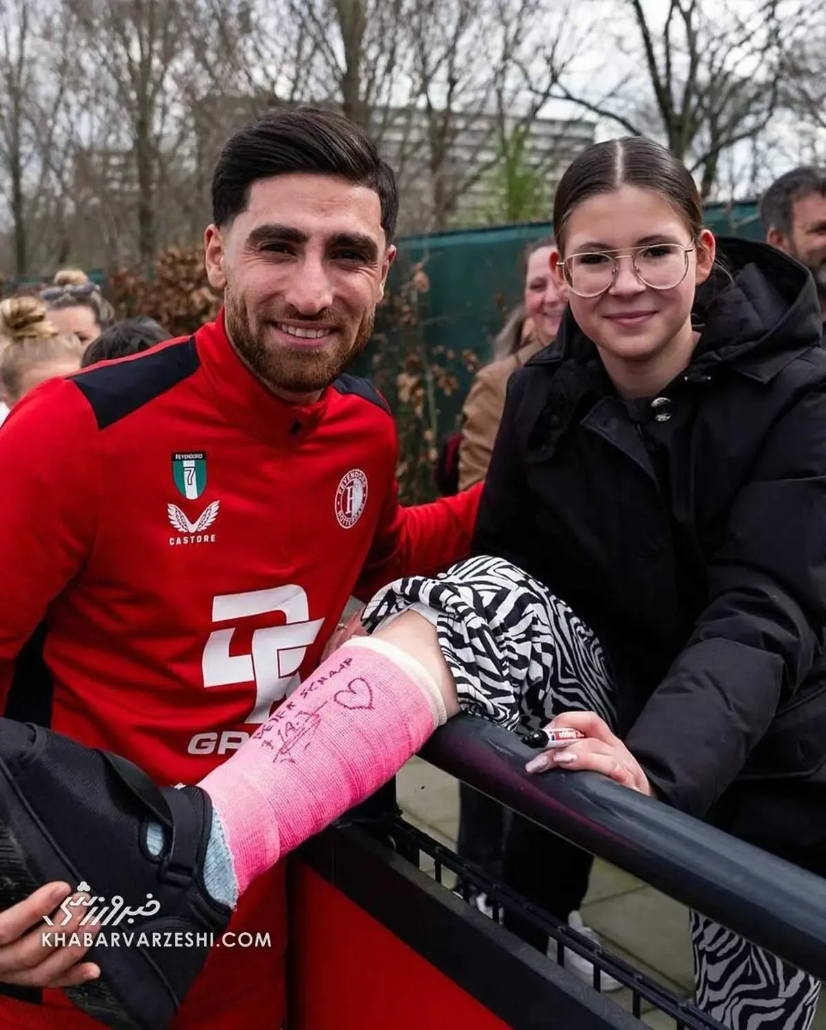 یادگاری عجیب علیرضا جهانبخش روی پای هوادار!/عکس