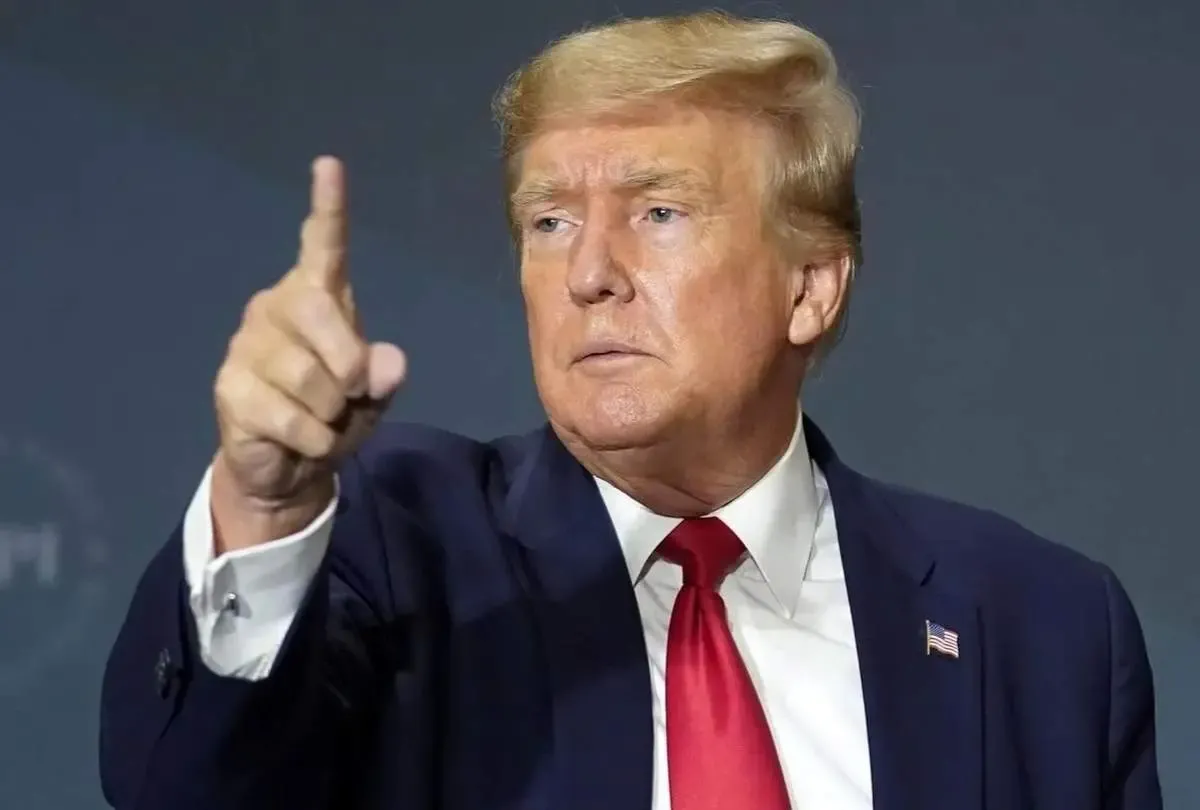 ببینید / از حال رفتن خبرنگار در کنفرانس خبری ترامپ