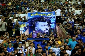 باورنکردنی‌ترین بنر ممکن در دستان استقلالی‌ها!/ عکس