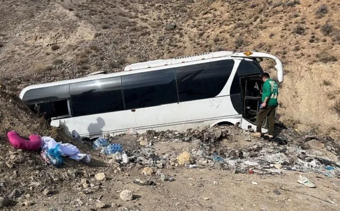 واژگونی اتوبوس در محور هراز / حادثه بدون فوتی، اما با مصدومیت ۱۰ نفر گزارش شد
